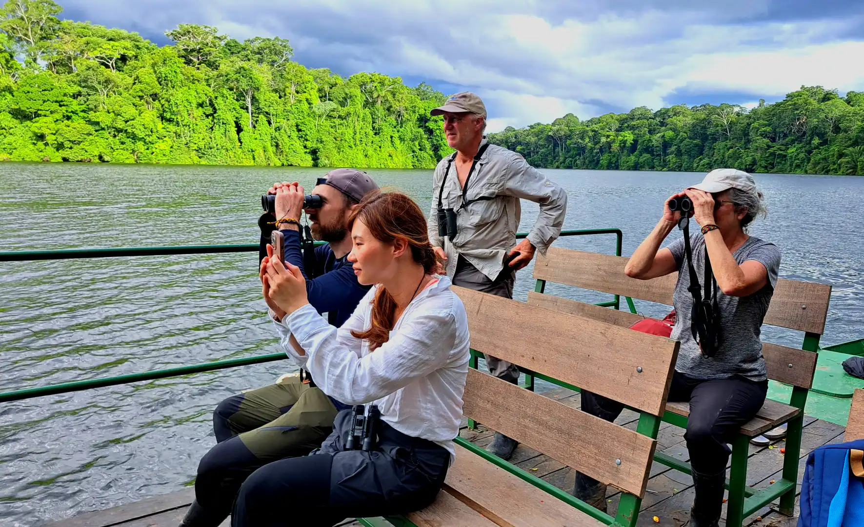 Un grupo de personas observando aves en un entorno selvático