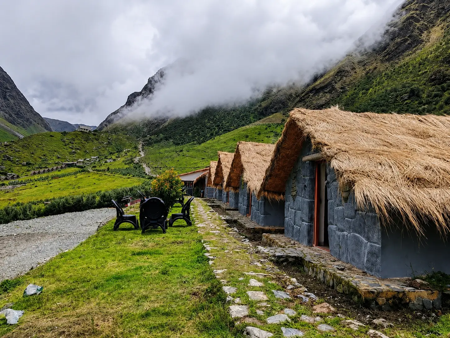 cabañas andinas con techo de paja forman parte del alojamiento en el Salkantay Trek hacia Machu Picchu