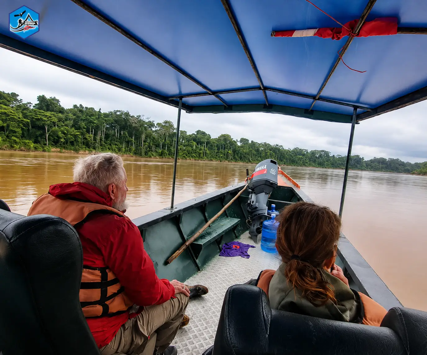 excursión en bote motorizado a través de la selva amazónica