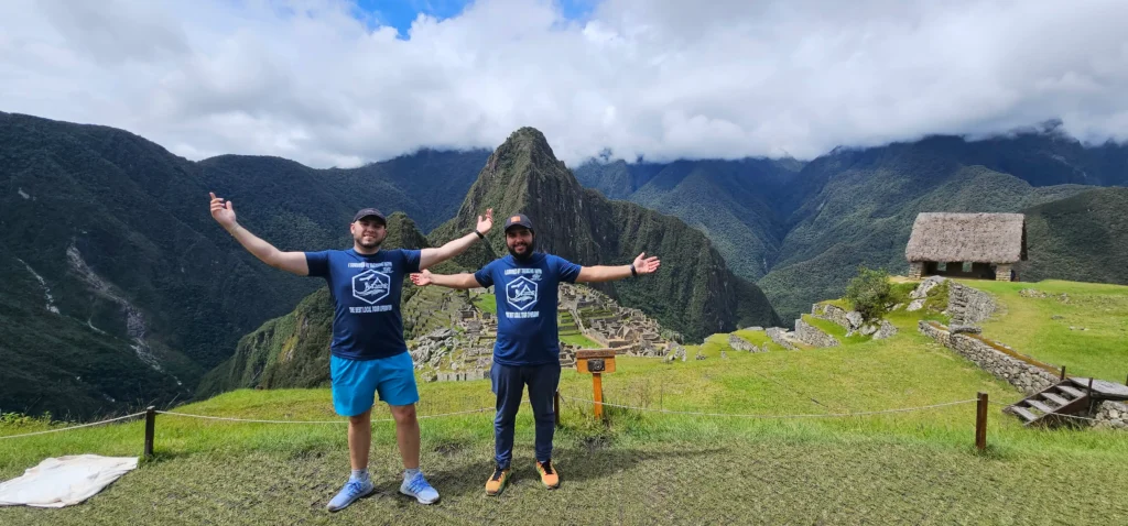 Llegada machu picchu local trekkers peru