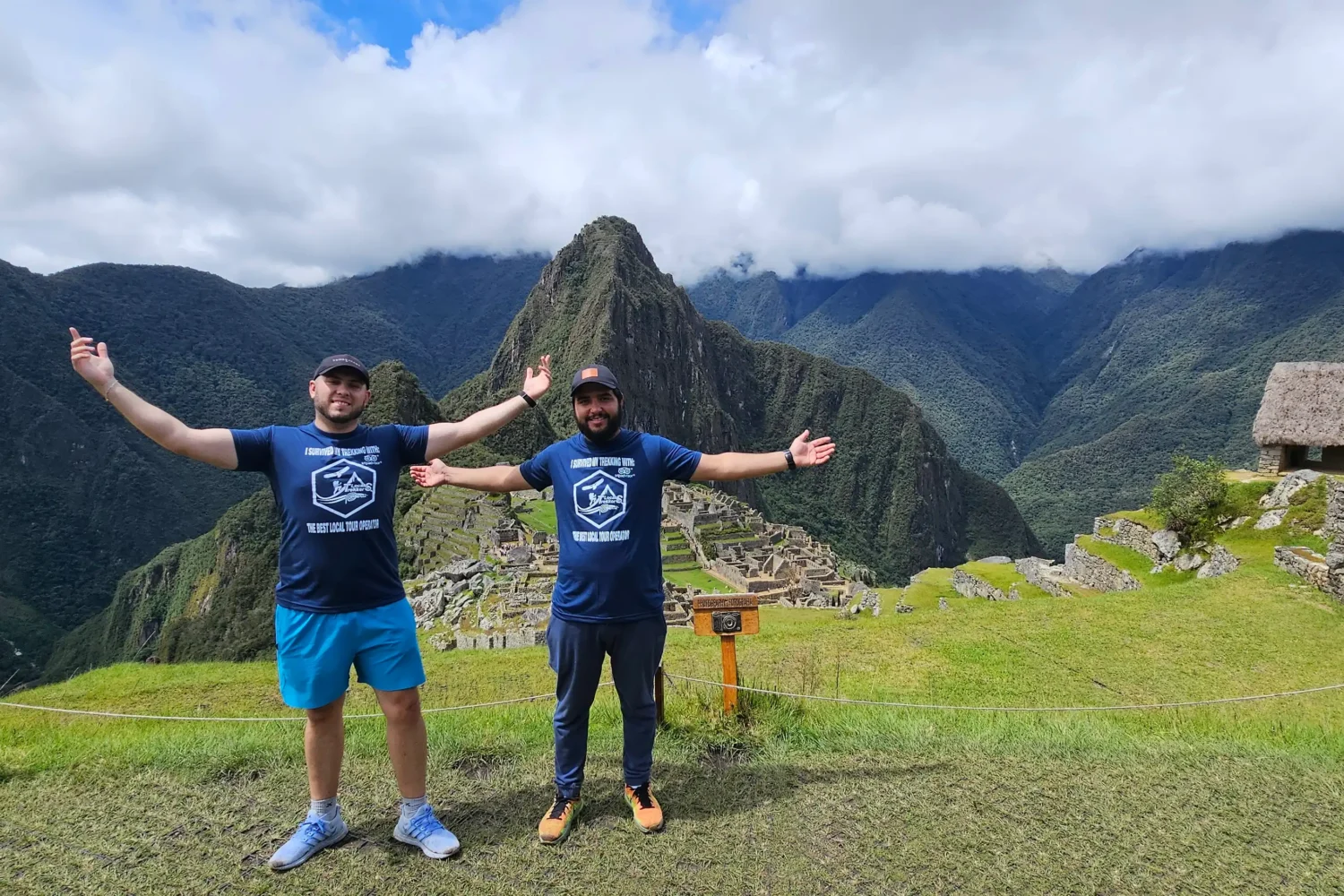 Llegada machu picchu local trekkers peru
