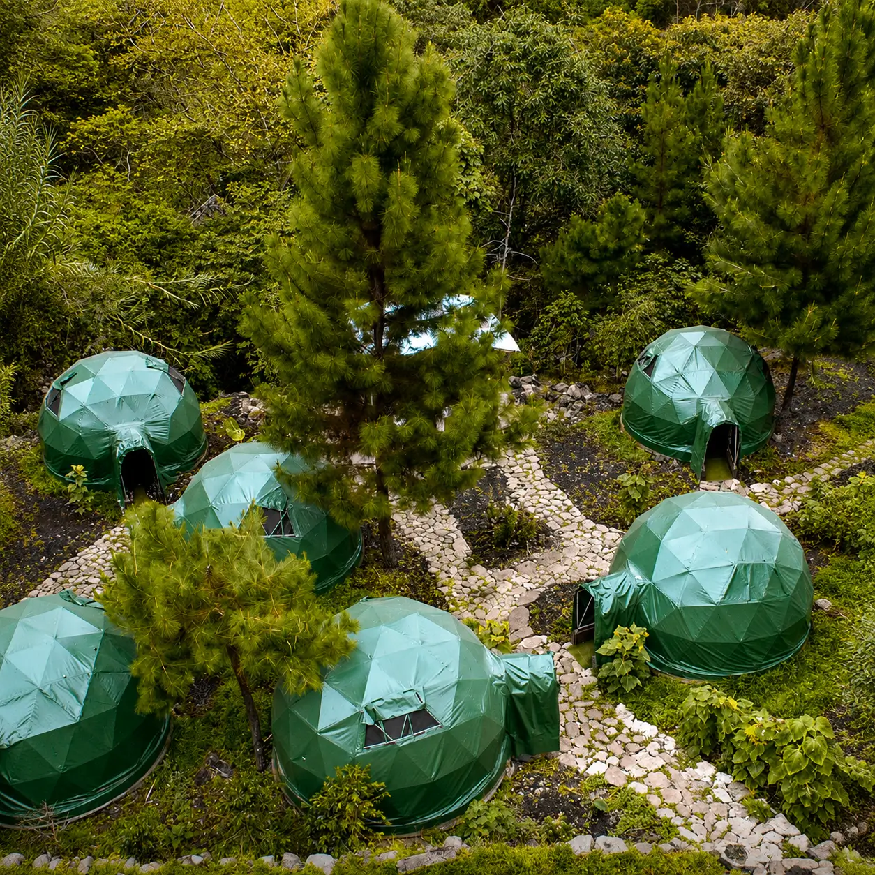 los domos Jungle Domes situados en Lucmabamba, parte de la ruta Salkantay Trek hacia Machu Picchu