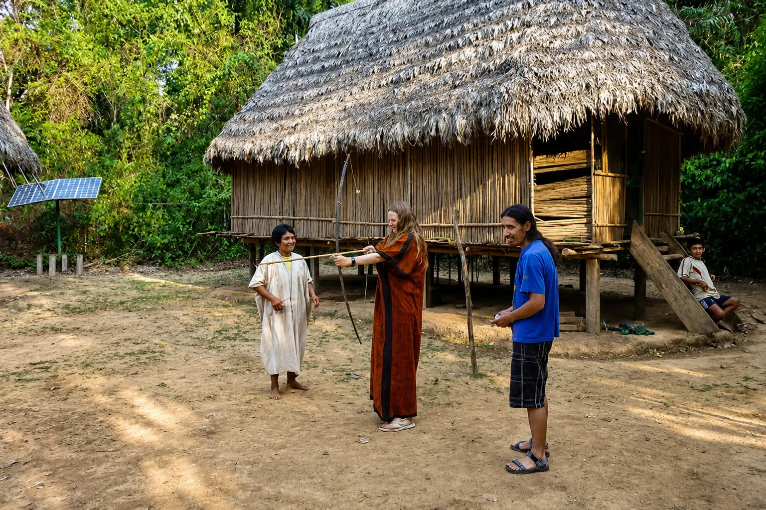 personas interactuando con un arco y flecha tradicionales frente a una estructura de madera con techo de paja en la selva