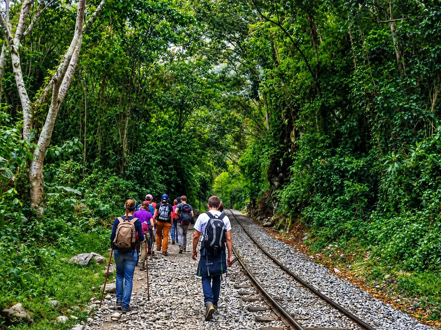 ruta alterna a Machu Picchu, en la que los viajeros caminan junto a las vías del tren desde la estación de Hidroeléctrica hasta Aguas Calientes.