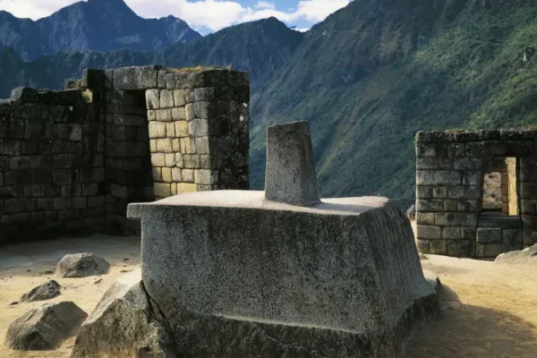 Intihuatana à Machu Picchu : Le cadran solaire des Incas – Guide complet